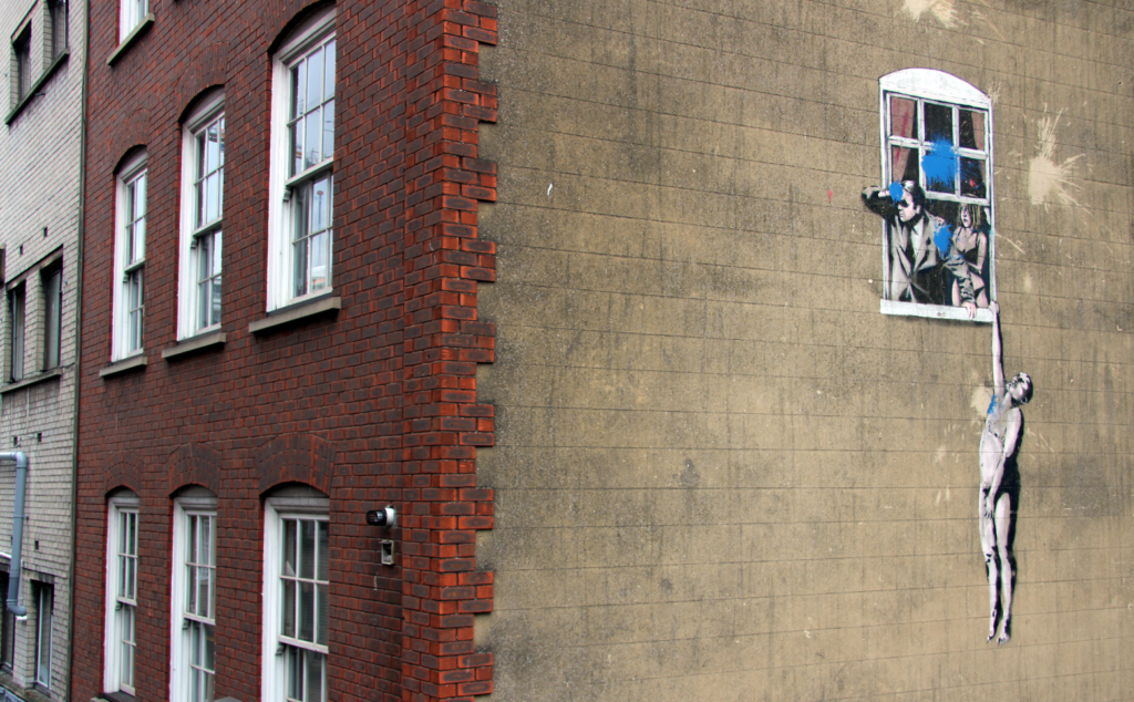 i graffiti di Banksy a Bristol: CAUGH OUT