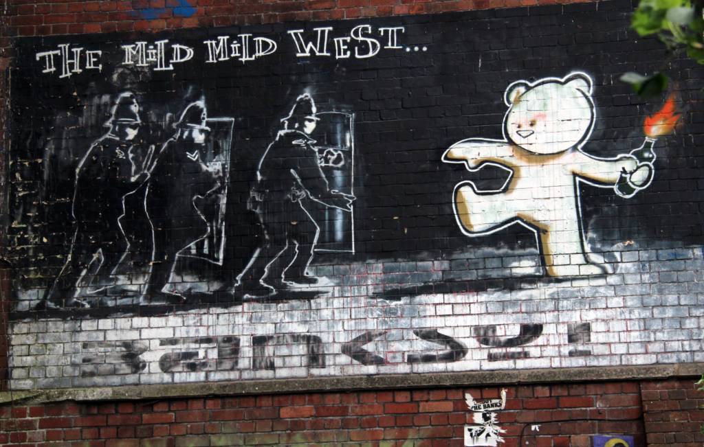 i graffiti di Banksy a Bristol: THE MILD MILD WEST 