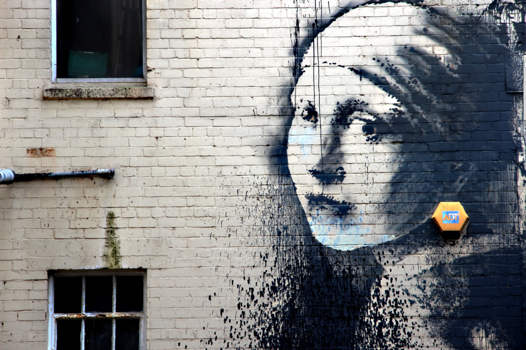 i graffiti di Banksy a Bristol: THE GIRL WITH THE PIERCED EARDRUM