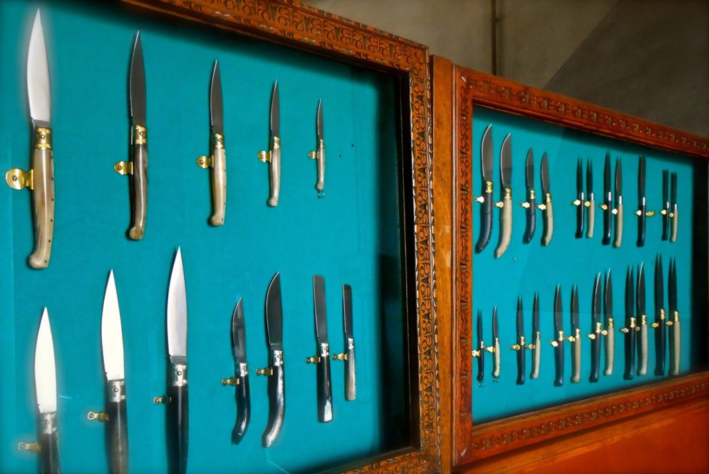 Sardegna coltelli Officina Mura Sardegna-Santulussurgiu-Officina-coltelli-Mura