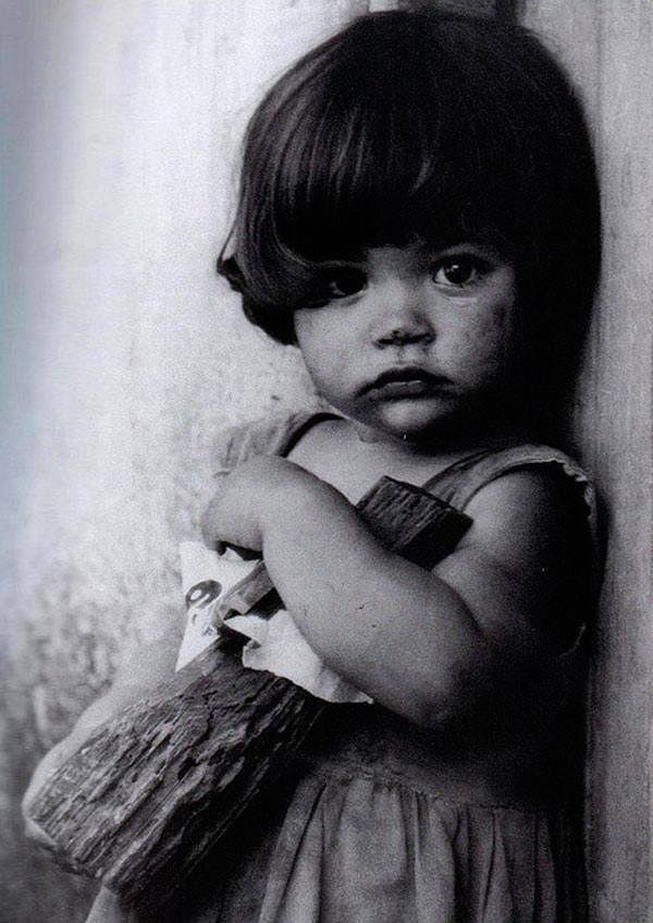Korda foto rivoluzione Cuba -Bimba con-bambola-di-legno