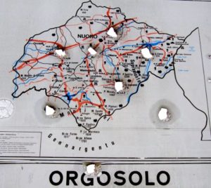 insegna all'ingresso del paese di Orgosolo in sardegna