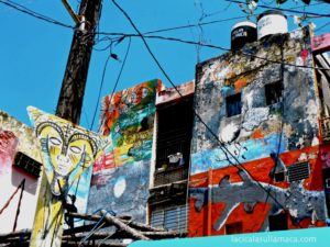 murales nel Callegon de Hamel a L'Avana, Cuba dettaglio di un palazzo affrescato nel callegon da hamel a cuba