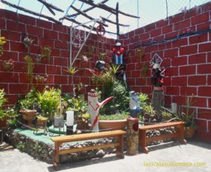 installazione nel Callegon de Hamel a L'Avana, Cuba angolo per il relax con piante e sculture nel callegon da hamel a L'Avana