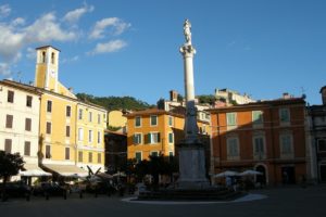 Piazza Mercurio, Massa. Di DV - Opera propria, CC BY-SA 4.0, https://commons.wikimedia.org/w/index.php?curid=36950797 cosa vedere a Massa, piazza Mercurio