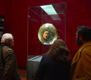 medusa di caravaggio agli Uffizi di Firenze