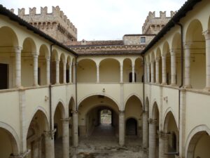 cortile interno castello di Celano, ordine superiore