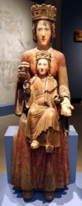 scultura lignea che raffigura una Madonna in trono col bambino sulle ginocchia